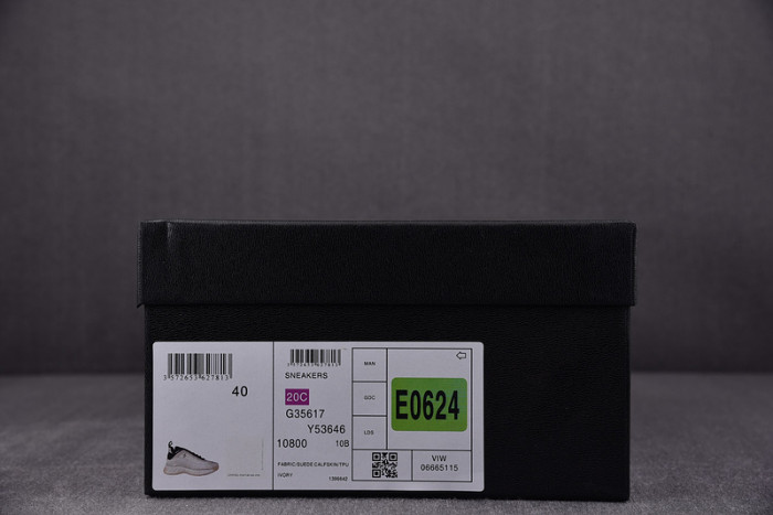 chane* snekaers c000017